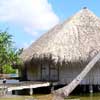 Een openluchtmuseum op Huahine met een gerenoveerd gemeenschapshuis van de oorspronkelijke bevolking
