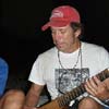 Hans speelt met Steven van de Ironie gitaar tijdens een verjaardagsfeest op Huahine
