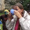 Dory drinkt Kava tijdens een begrafenis-ceremonie
