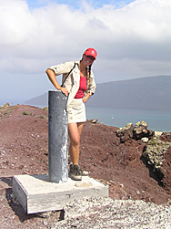 Dory op het hoogste punt van een berg op Isla Graciosa