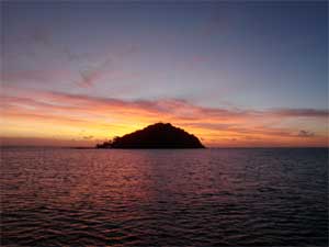 Een zonsondergang bij het prachtige eiland Makogai