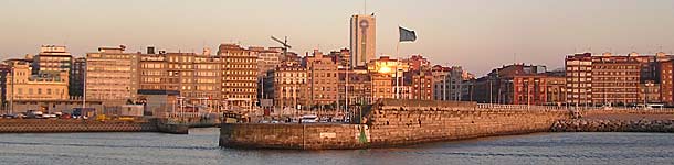 Gijon bij avondlicht