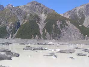Grijs en troebel gletschermeer bij Mount Cook