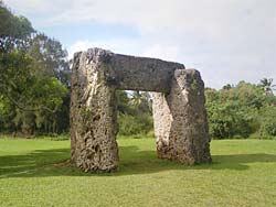 Stenen poort uit de oudheid op Tongatapu