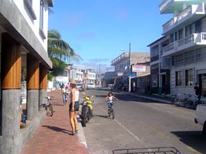 Een belangrijke winkelstraat in Puerto Ayora op de Galapagos Eilanden