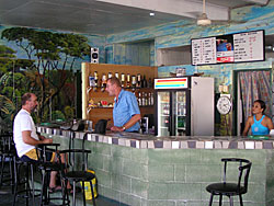 Het interieur van Grand Cafe Merci in Paramaribo
