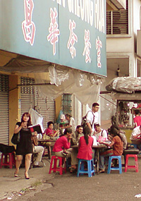 Eten op straat in Kuala Lumpur