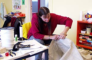 Dory op de cursus 'Zeilen repareren'