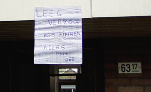 Pamflet boven de voordeur