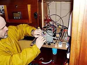 Hans bouwt de mp3-speler in